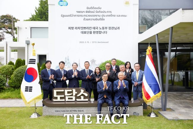 15일 오후 도담소에서 김동연 경기도지사가 피팟 라차낏쁘라칸 태국 노동부 장관과 기념품 교환 후 기념촬영을 하고 있다./경기도