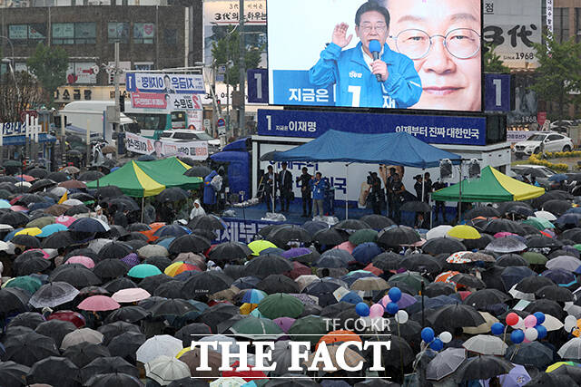 이재명 더불어민주당 대선 후보가 15일 오후 전남 여수시 이순신광장에서 열린 집중유세에 참석해 시민들에게 지지를 호소하고 있다. /여수=뉴시스