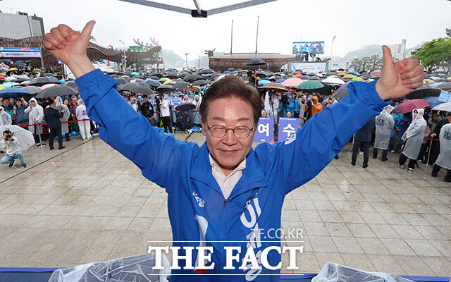 이순신광장에서 엄지척! /여수=뉴시스