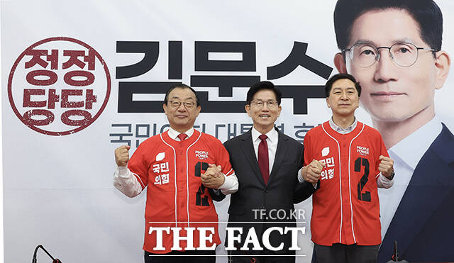 김문수 국민의힘 대선 후보(가운데)가 15일 오전 서울 여의도 국회에서 열린 중앙선대위 회의 및 중앙선대위 임명장 수여식에 참석해 이정현, 김기현 공동선대위원장에게 임명장을 수여한 뒤 기념촬영을 하고 있다. /임영무 기자