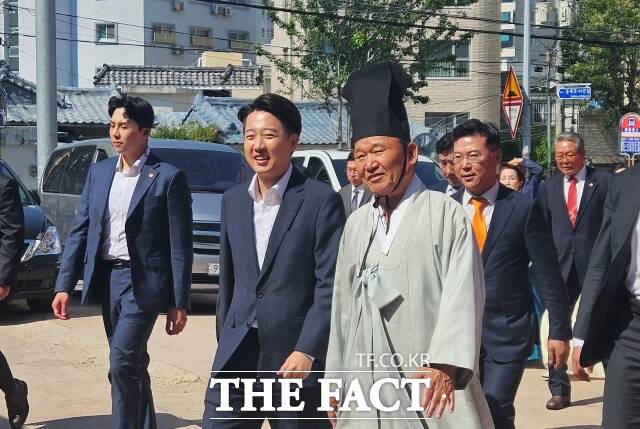 이준석 개혁신당 대선 후보가 TK(대구·경북) 출신 전직 대통령들과 정치적 연을 고리 삼아 본격적인 보수 텃밭 흔들기에 나섰다. 지지율로 이어질지 관심이 모아진다. /부산=서다빈 기자
