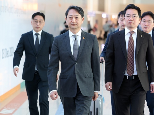 15~16일 제주국제컨벤션센터(ICC)에서 열리는 APEC 통상장관회의를 계기로 16일 안덕근 산업통상자원부 장관과 미국 제이미슨 그리어 무역대표부(USTR) 대표가 양자회담을 진행한다. 사진은 안 장관(가운데)이 그리어 USTR 대표 등과의 면담을 위해 지난달 23일 미국으로 출국하는 모습. /뉴시스