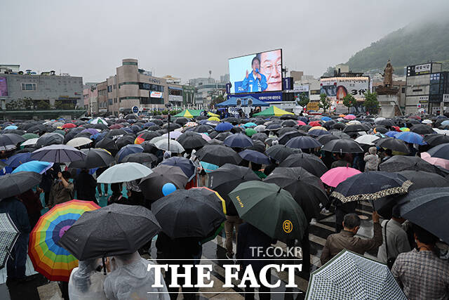 우산 쓰고 이재명 후보 연설 듣는 여수 시민들.