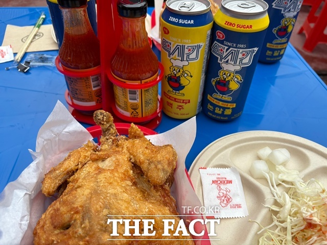 맥시칸은 오는 6월 8일까지 서울 성동구에 맥시칸 팝업스토어를 연다. 치킨 한마리와 맥주 2캔이 1만원이다. /문화영 기자