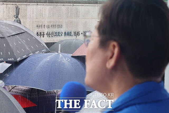 여수로 자리를 옮긴 이 후보는 호남은 민주당의 뿌리이고 근본이라며 지지층 결속에 나섰다. /뉴시스