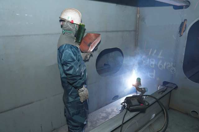 HD현대삼호 사업장에서 용접 로봇이 선박 블록에서 작업하는 모습. /HD현대