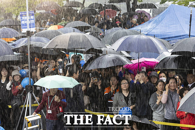 우산 쓰고 이 후보의 연설 듣는 광양 시민들. /광양=뉴시스