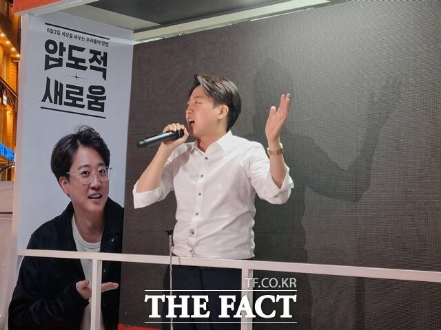 이준석 개혁신당 대선 후보가 이재명 더불어민주당 후보를 두고 (미국) 트럼프 대통령과 협상이 여의치 않으면 개딸들에게 문자폭탄 보내라고 할 것이라고 비꼬았다. 이 후보가 15일 오후 건대입구역 맛의거리 유세 현장에서 발언하고 있다. /이헌일 기자