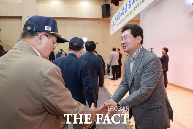 이상일(오른쪽) 용인시장이 지난 14일 보훈회관 강당에서 열린 상인군경회 창립기념식에 참석해 인사하고 있다./용인시