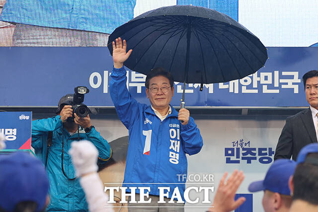 우산 쓰고 시민들에게 인사하는 이재명 후보. /광양=뉴시스