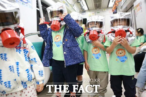대전교통공사는 15일 판암역에서 대전동구 판암사회복지관 행복어린이집 어린이 등 50여 명을 대상으로 2025년 상반기 시민안전 체험 열차 행사를 진행했다. 사진은 대피용 마스크 착용 체험 모습./대전교통공사