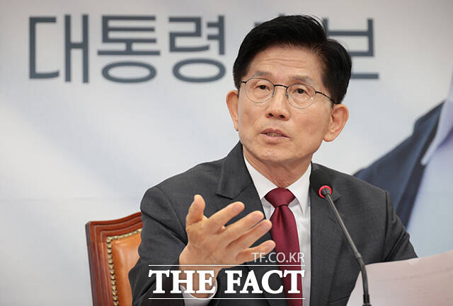 김문수 국민의힘 대통령 후보가 15일 오전 서울 여의도 국회에서 긴급 기자회견을 하고 있다. /임영무 기자