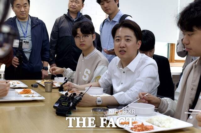 이준석 개혁신당 후보의 말에 서울교육대학교 학생회관 학생 식당에서 점심을 먹던 학생들 사이에서 오하는 환성이 튀어 나왔다. 이 후보는 5월 15일 스승의날을 맞아 서울교육대학교에서 학식 먹자 행사를 열고 예비 초등교사를 준비 중인 학생들과 교육에 관한 토의를 진행했다. /개혁신당