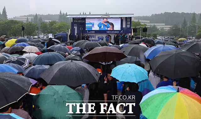 폭우 속 우산 쓰고 이재명 후보 연설 듣는 광양 시민들. /광양=뉴시스