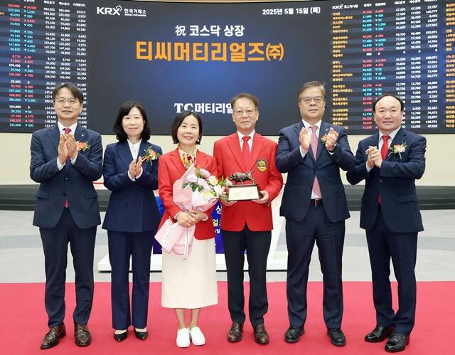 15일 한국거래소 코스닥시장본부는 서울사옥 홍보관에서 절연선 및 케이블 제조업을 영위하는 티씨머티리얼즈의 코스닥시장 상장기념식을 개최했다. (왼쪽부터) 김대영 한국IR협의회 부회장, 이미현 한국거래소 코스닥시장본부장보, 박혜린 바이오스마트 회장, 심영섭 티씨머티리얼즈(주) 대표이사, 오익근 대신증권 대표이사, 강왕락 코스닥협회 부회장 등이 기념촬영을 하고 있다. /한국거래소