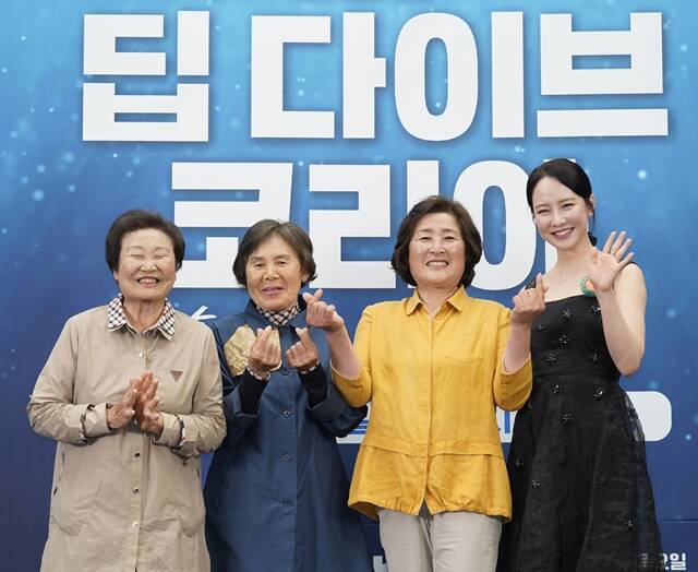 해녀 오기숙 현순심 박미정, 배우 송지효(왼쪽부터)가 15일 오후 2시 서울 마포구 상암 스탠포드호텔에서 진행된 JTBC 새 다큐멘터리 딥 다이브 코리아: 송지효의 해녀 모험 제작발표회에 참석했다. /JTBC