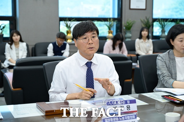 변광용 거제시장이 13~14일 이틀에 걸쳐 조선업 관련 노동단체와 간담회를 가진 자리에서 지역과 기업의 동반성장 모델인 지역상생발전기금의 추진배경과 제도가 갖는 취지를 설명하고 있다./거제시