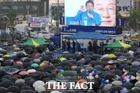  악천후에도 이재명 연설 듣기 위해 운집한 여수 시민들 [TF사진관]
