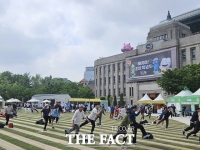  발걸음 멈추고 함께 건강해져요…세대 파괴 '운동하는 서울광장'