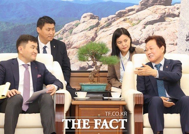 박완수(오른쪽)경남도지사가 수헤 수흐벌드 주한 몽골대사와 경남과 몽골 간 문화․경제 교류 확대 방안을 논의하고 있다./경남도