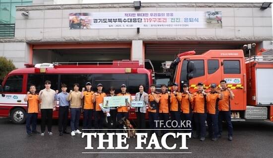 경기도북부소방재난본부의 119구조견 ‘전진’과 관계자들이 16일 남양주시 119구조견센터에서 은퇴식을 진행한 뒤 기념촬영을 하고 있다./경기도