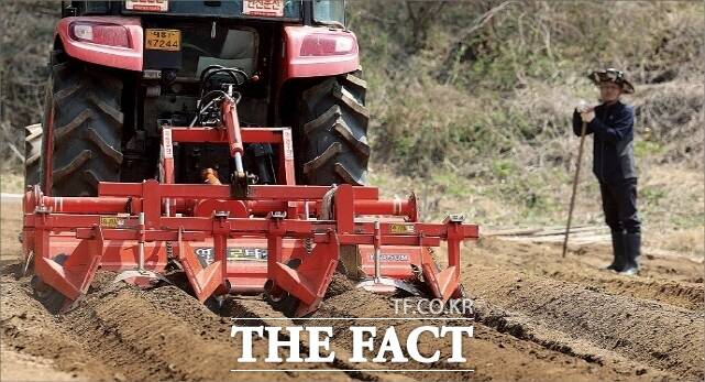 부여군이 농번기를 맞아 펼치고 있는 영세농·고령농·여성농을 대상으로 한 농작업 지원 사업 장면. /부여군