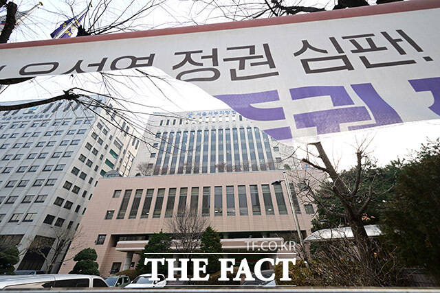 서울서부지법 형사합의11부(김우현 부장판사)는 16일 오전 상해 혐의로 구속 기소된 우모 씨에게 징역 10개월을 선고했다. 건조물침입 혐의를 받는 안모 씨도 징역 10개월을 선고받았다. /남윤호 기자