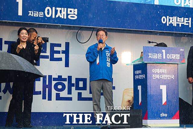 이재명 더불어민주당 대통령 후보가 16일 지금 대한민국의 재생에너지 비율은 10%가 채 안 된다며 장부가 인프라를 구축해 지방에 재생에너지를 생산하게 해야 한다고 주장했다. /뉴시스