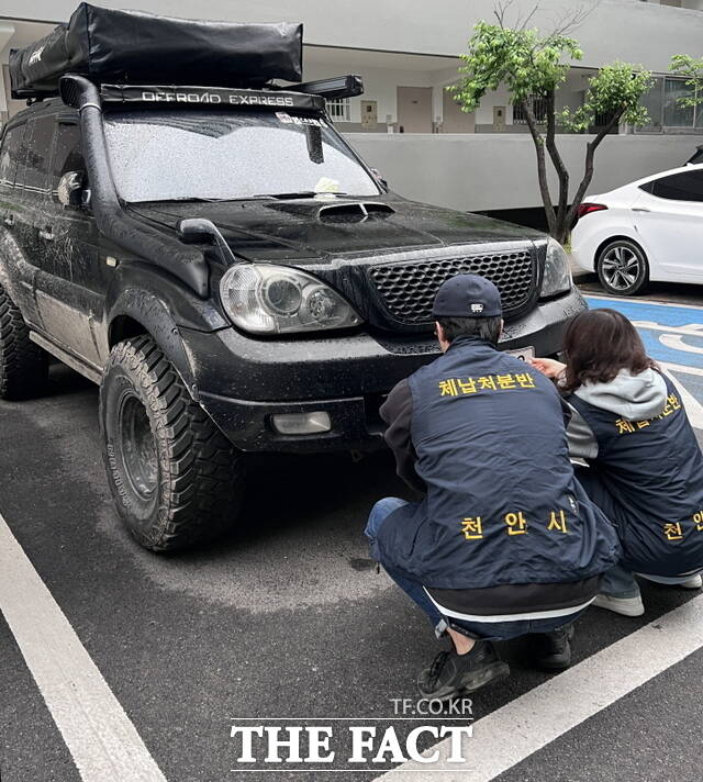 15일 천안시 공무원이 체납차량 번호판을 영치하고 있다. /천안시