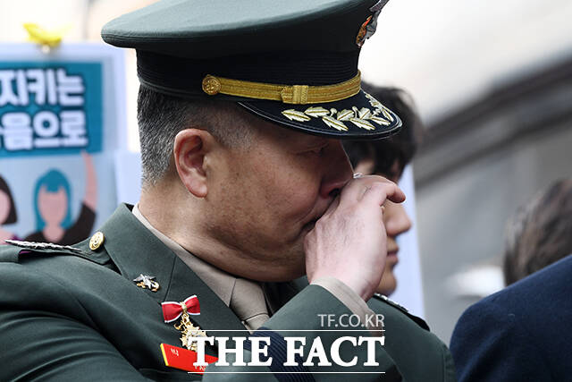 박 대령이 지난해 11월 서울 용산구 중앙지역군사법원에서 열린 1심 공판에 출석하기 전 기자회견에서 눈물을 참고 있다. /서예원 기자