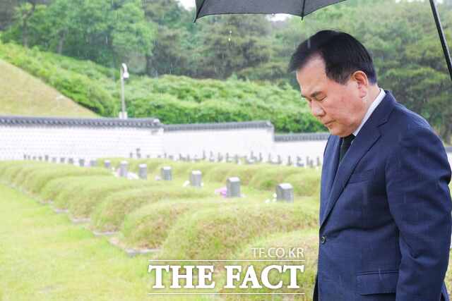 16일 제45주년 5·18민주화운동 기념일을 맞아 김지철 교육감이 광주 국립 5·18민주묘지를 참배하고 있다. /충남교육청