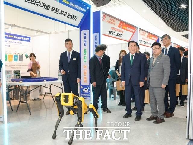 16일 충남과학창의축전에 참여한 김지철 교육감과 내빈들이 체험부스를 돌아보고 있다. /충남교육청