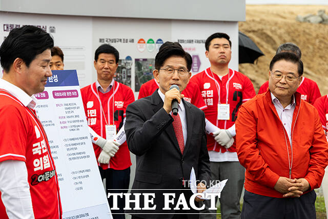국민의힘 김문수 대선 후보가 16일 국회 세종의사당 부지에서 국회 이전 관련 행정수도 공약을 발표하고 있다. /임영무 기자