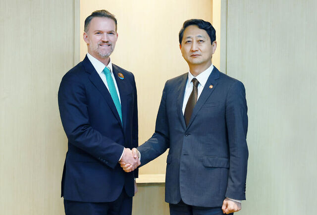 안덕근 산업통상자원부 장관(오른쪽)이 16일 제주국제컨벤션센터(ICC)에서 열린 아시아태평양경제협력체(APEC) 통상장관회에 참석차 방한한 제이미슨 그리어 미국 무역대표부(USTR) 대표와 기념촬영을 하고 있다. /뉴시스