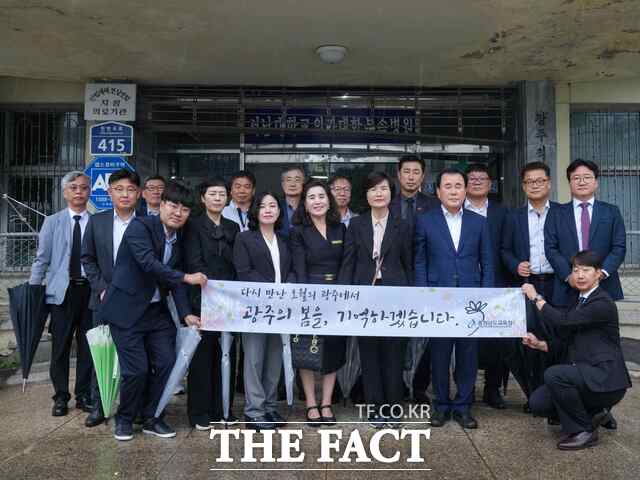 제45주년 5·18민주화운동 기념일을 맞아 16일 충남교육청의 간부공무원들이 광주 옛 적십자병원을 찾아 광주의 오월을 상기하는 시간을 갖고 있다. /충남교육청