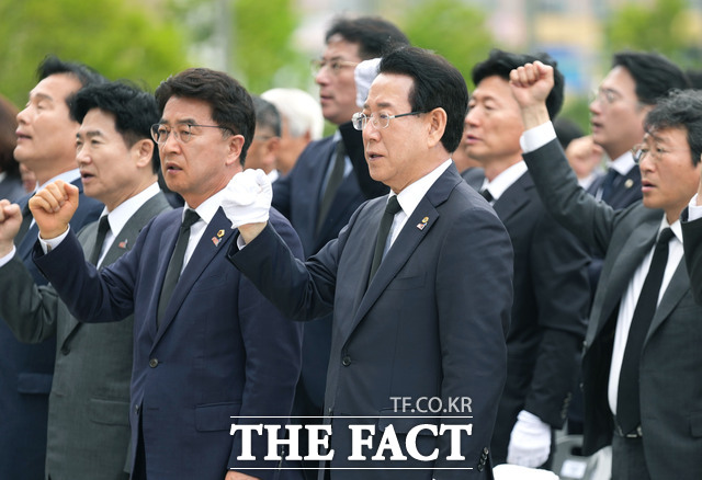 김영록 전라남도지사가 16일 오전 전남도청 앞 광장에서 아! 오월, 다시 만난 오월을 주제로 열린 전남 5·18민주화운동 45주년 기념식에서 임을 위한 행진곡을 제창하고 있다./전남도