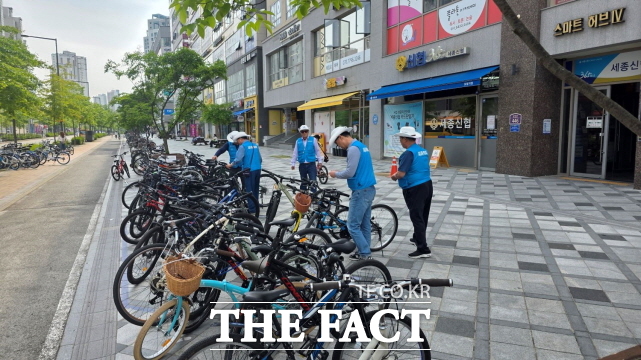 세종자치경찰위원회의 시니어 폴리스가 거리를 순찰하면서 자전거 절도 등을 점검하고 있다. /세종시