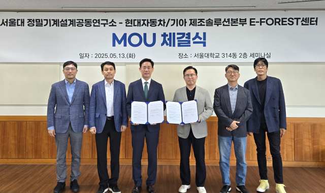 현대자동차·기아는 서울대와 지난 13일 소프트웨어 중심 공장(SDF) 구현을 위한 업무협약을 체결했다. (왼쪽부터) 서울대 정밀기계설계공동연구소 부소장 박용래 교수, 기계공학부 조규진 교수, 소장 안성훈 교수, 현대차·기아 E-FOREST 센터장 이재민 상무, 제조SI기술개발실 최영태 상무, 제조SW개발실 민정국 상무. /현대차그룹