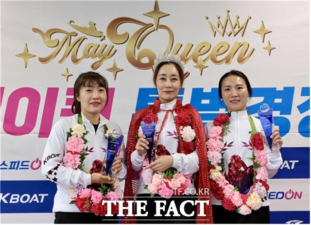 2025 메이퀸 특별경정에서 입상선수들이 기념사진을 찍고 있다. 사진 왼쪽부터 2위 박설희, 1위 이주영, 3위 안지민./국민체육진흥공단