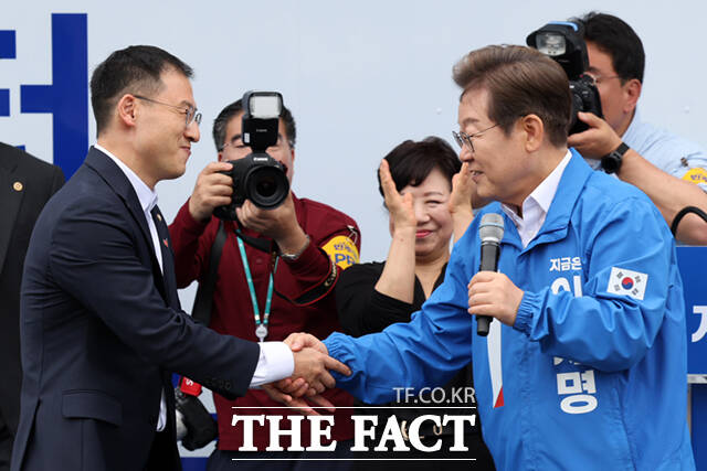 이재명 더불어민주당 대선 후보는 16일 유세현장을 찾아온 김상욱 무소속 의원에 대해 민주당 안에서 합리적 보수의 가치를 잘 실현해 주면 좋겠다고 전했다. /뉴시스