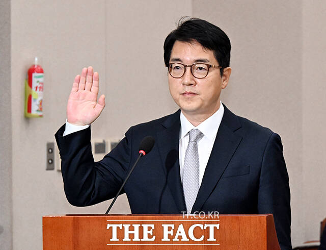 심우정 검찰총장의 자녀 외교부 특혜 채용 의혹을 수사하는 고위공직자범죄수사처(공수처)가 본격 수사에 나섰다. 심우정 검찰총장이 지난해 12월21일 오전 서울 여의도 국회에서 열린 법제사법위원회의 대검찰청에 대한 국정감사에 참석해 증인선서를 하고 있다./배정한 기자