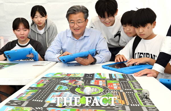 정용래 유성구청장이 ‘나Be 한마당’에 참여한 청소년들과 과학프로그램을 체험하고 있다./대전 유성구