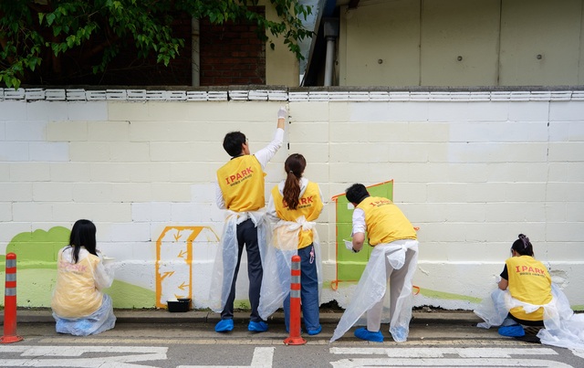 HDC현대산업개발은 지난 15일 서울 용산구 지역 교육 환경 개선을 위해 지역 주민들과 용강중학교 담장 벽화 그리기 봉사활동을 진행했다고 16일 밝혔다. /HDC현대산업개발