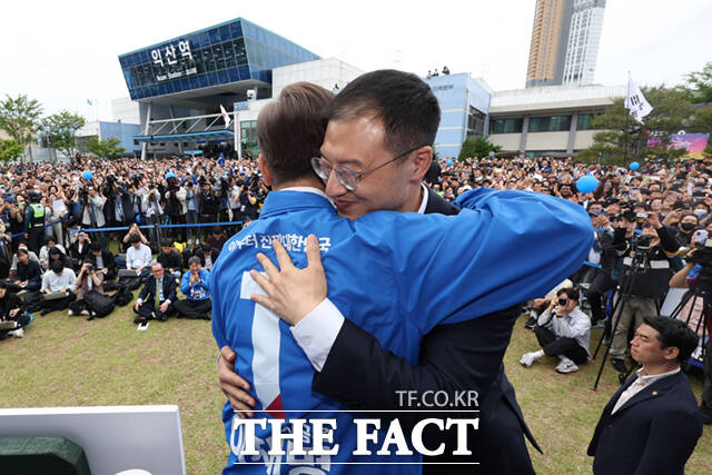 이재명 더불어민주당 대선후보가 16일 전북 익산시 익산역 동부광장에서 열린 유세에서 자신의 지지를 선언한 김상욱 무소속 의원과 포옹하고 있다. /뉴시스