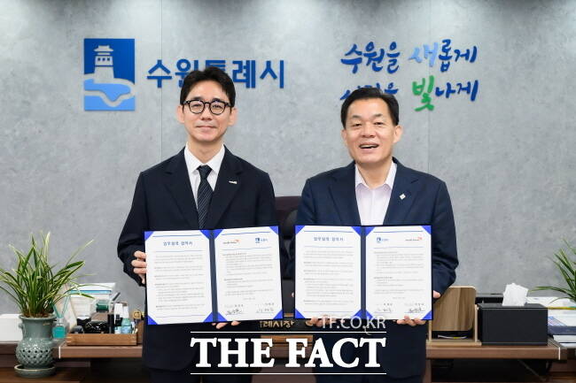 이재준(오른쪽) 수원시장과 최성호 월드비전 경기남부사업본부장이 16일 시청에서 협약식 후 사진촬영을 하고 있다./수원시