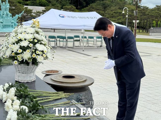5·18민주묘지에 참배하는 최대호 안양시장 /페이스북 갈무리