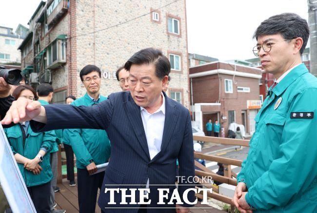 박승원 시장이 목감천에서 김완섭 환경부장관(오른쪽)에게 홍수 대응체계를 설명하고 있다./광명시