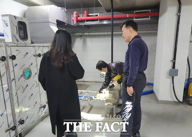 성남시 관계자들이 수정구 신흥2동에 있는 아파트 정화조 악취정화시설을 점검하고 있는 모습./성남시