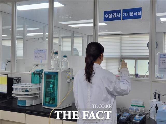 목포시가 찾아가는 수질검사 서비스를 실시하고 있다./목포시