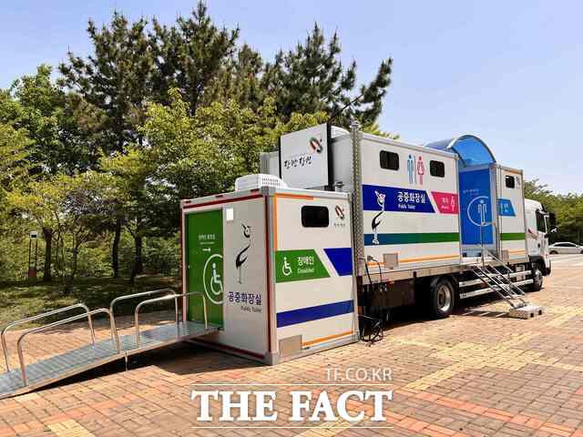 당진시 차량형 이동식 공중화장실 모습. /당진시